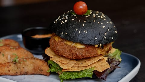 Knocksense Discovery | Try THIS juicy & cheesy Black Chicken Burger in Lucknow