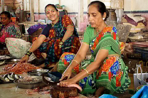 Run by 123 women, Khar’s 100-yo Danda Fish Market tables pocket-friendly & fresh seafood!