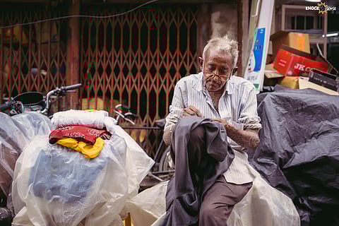 Know about Aminabad's 80-year-old "Raffuwaale Chacha" and his heartening needlework narrative!