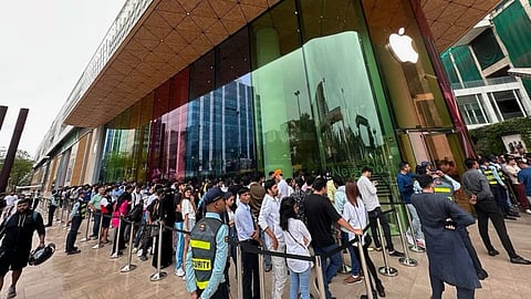 Knocksense Shorts | Buyers line up for hours outside Apple store in BKC as iPhone fever grips Mumbai