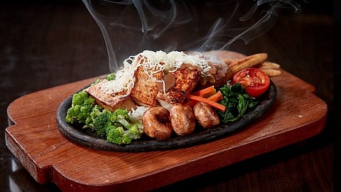 Think sizzlers, think Yoko: Head to THIS eatery in Santacruz West for a sizzlin' hearty meal!