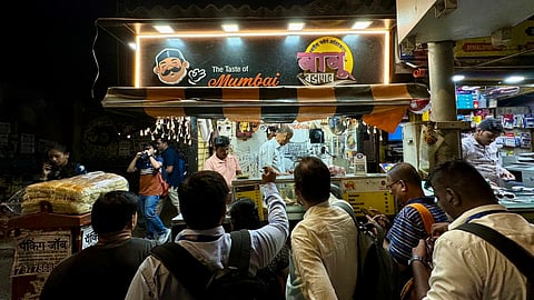 Attention, spicy food lovers! Head to THIS 50-YO kiosk in Vile Parle for a plate of hot vada pav