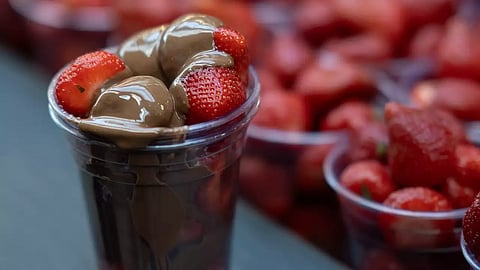 The newest food craze! Treat yourself to a heavenly blend of Chocolate Strawberries in Ahmedabad