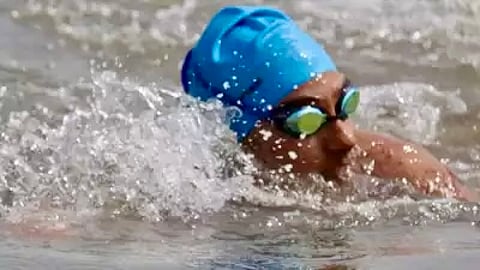 18-YO MBBS student swims from Bandra-Worli Sea Link to Gateway of India to send a message