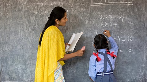Dress code mandated for school teachers in Maha; jeans, t-shirts, & more, restricted!