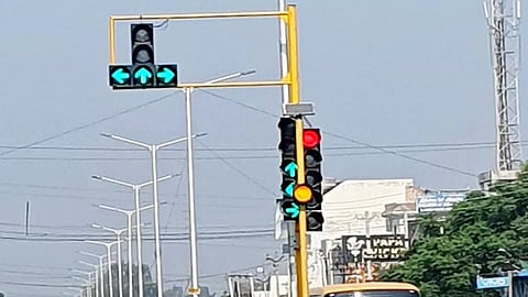 Lucknow Traffic Police takes a dig at RCB while urging people to follow traffic signals