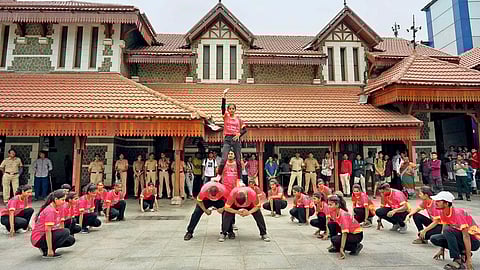 Flash Mob with Rapper Saniya MQ takes over Bandra Railway Station for Menstrual Hygiene Day