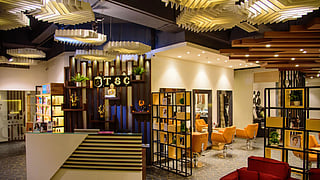 Beat the monsoon frizz with THESE limited-period hair care deals in Lucknow!