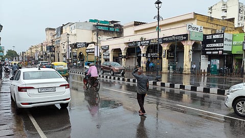 Weather Report | Lucknowites wake up to a rainy morning; temperature drops below 30°C