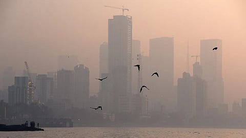 Mumbai Weather News: Smog blankets city, AQI 'Good' & Yellow Alert for the weekend