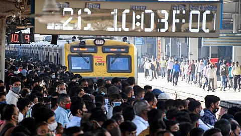 Mumbai Local Train Update| WR & CR roll out 12 late-night trains for New Year’s Eve