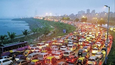Bandra's Chaos | Overcrowding and illegal parking disrupt traffic ahead of New Year’s Eve