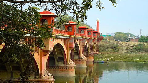 Lucknow News: 111-YO Pakka Pul to soon share traffic load with new parallel four-lane bridge