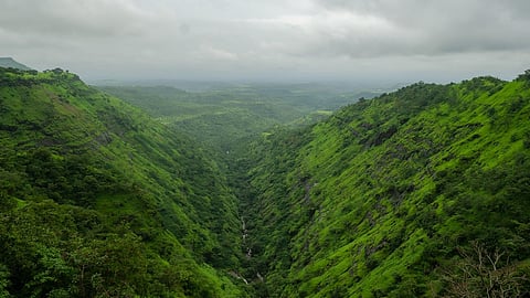 Looking for a break this weekend? THIS secret spot near Mumbai has your name on it!
