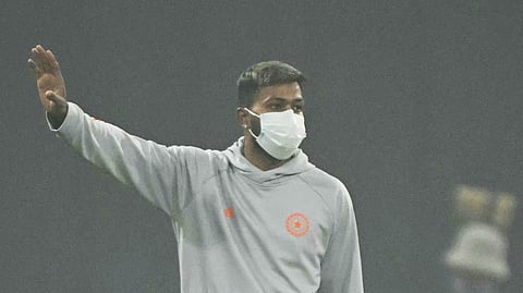 Hardik Pandya spotted wearing mask before IND vs SA match in Lucknow.