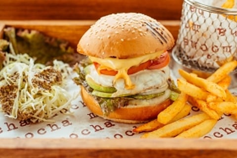 Besides McD & KFC, visit these 6 places in Lucknow to grab some of the most amazing burgers!