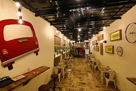 Offline Cafe: We have found a perfect place to hangout with your friends in Kanpur!