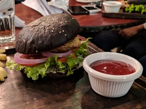 5 places to hangout in Lucknow to grab a juicy-cheesy burger!