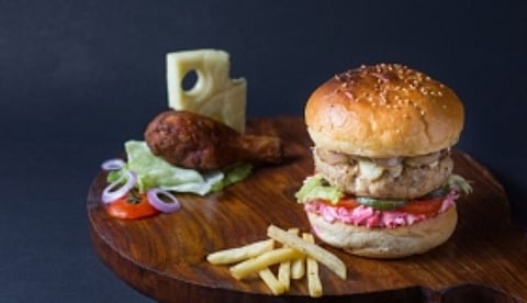 Pop’s Burgers is Indore’s newest burger joint and it has already become our favourite