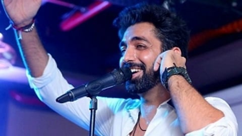 ‘Tera Ban Jaunga’ fame Akhil Sachdeva is coming to Flying Saucer this Friday & we’re jazzed!