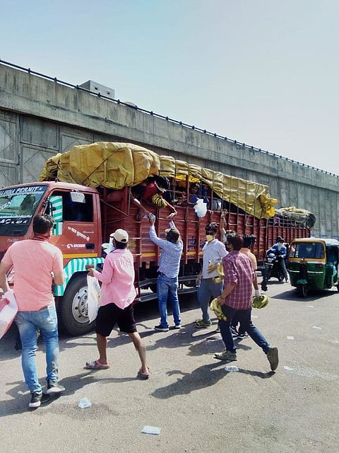 A team of City Heroes are keeping the migrants fed & Lucknow couldn't be any prouder!