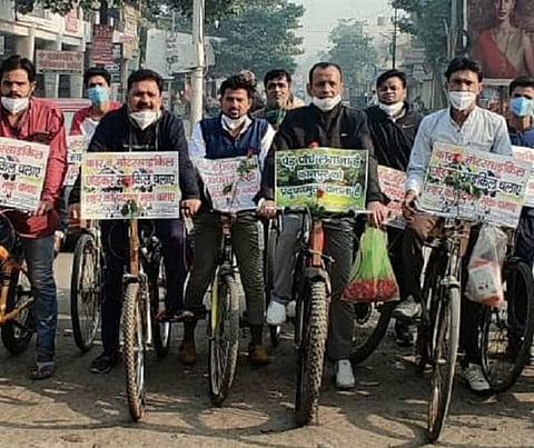Traders launch awareness drive to make Kanpur pollution-free, give roses & masks to morning walkers