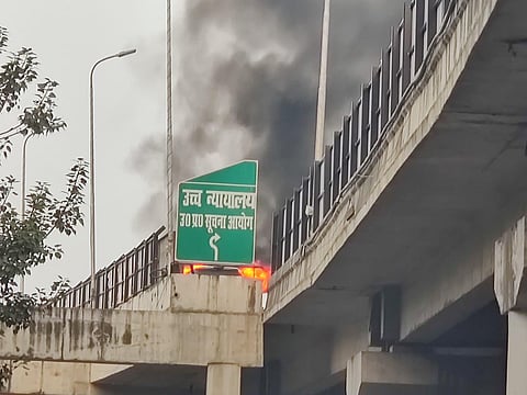 Public movement halted temporarily at the Lohia flyover in Lucknow's Gomti Nagar!