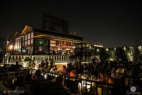 This Christmas season, grab FREE shots & desserts at Lucknow's Molecule Air Bar