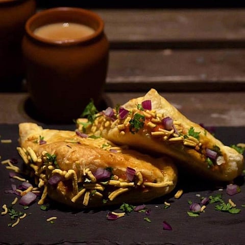 Craving a snack with chai? Try out Indore's Bina Tala Samosa, for a taste of the city's speciality
