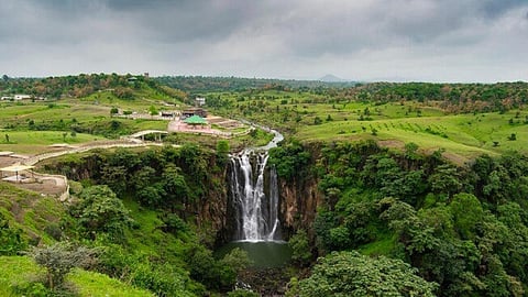 Away from the hustle of Indore, Tincha Waterfall is an ideal getaway for a mid-week vacation!