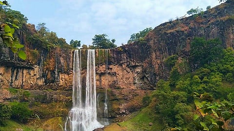 Away from crowds, head to Mohadi Falls in Indore with a picnic basket & camera in hand!