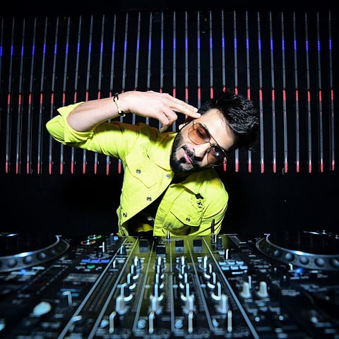 Add zest to your Saturday night as DJ Lemon leads the partaayy scenes at Lucknow's Bigg Daddy!