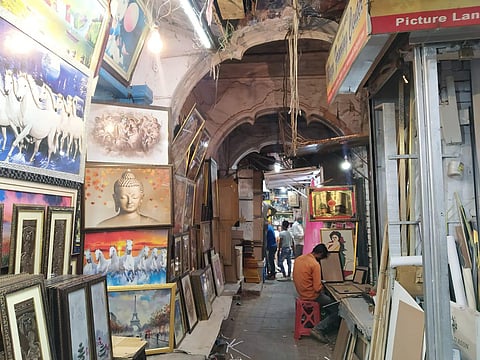 Make your way to Lucknow's Tasveer Wali Gali in Aminabad for picture-perfect frames!