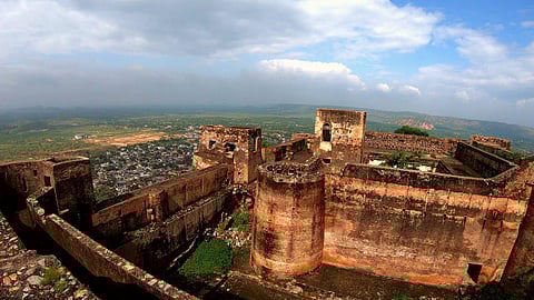 Flee the rush of Jaipur & head to Achrol to explore its fort, rappel, trek & more!