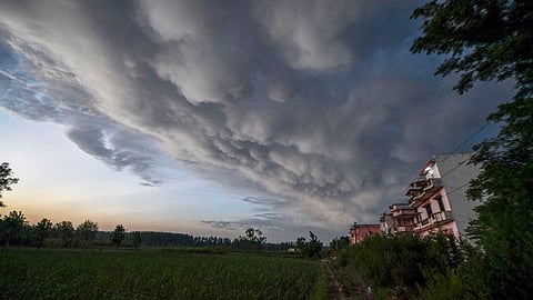 Kanpur weather turns pleasant amid rising wind speed & forecasts of light showers!