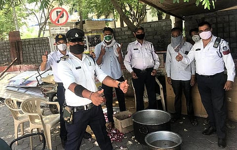 Indore Cop extends 'Helping Hand' to the kin of COVID patients with free food delivery service