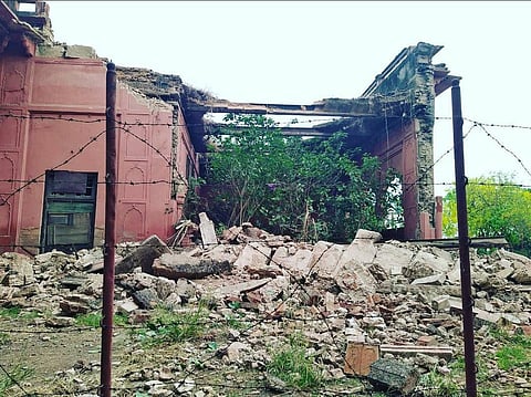 Worn out wall of Lucknow University's Lal Baradari collapses amid neglect & abandon!