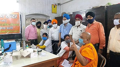 'Langar Seva' at Lucknow's Naka Hindola Gurudwara encourages people for vaccination!