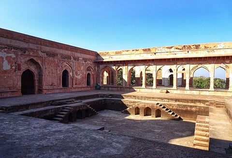 Spend an evening with your camera at the archaic Baz Bahadur Mahal near Indore!