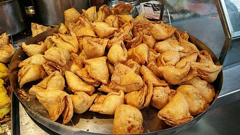 Samosas from THIS 48-year-old joint in Kanpur are hitting us right in the 'fillings'!