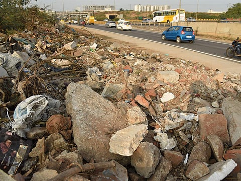 Lucknow Municipal Corporation starts a cleanliness drive to clear construction debris from roads