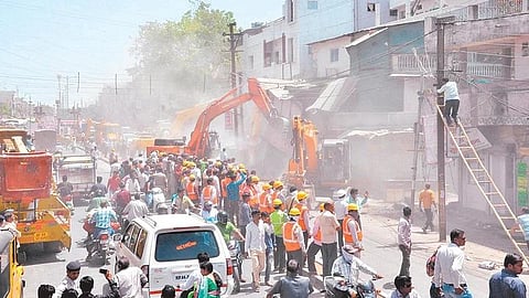 IMC demolishes temporary establishments by vendors and hawkers at 3 locations in Indore