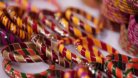 जयपुर की लाख की चूड़ियों की निराली कला राजस्थानी संस्कृति को रंगों से सुशोभित करती है