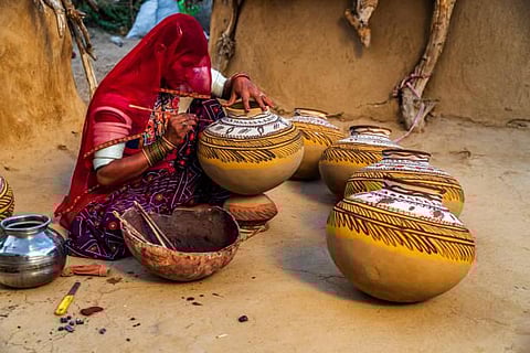 पॉटरी कला की ये 5 शैलियाँ राजस्थान की मिट्टी से जुड़ी एक अनूठी कला संस्कृति को दर्शाती हैं