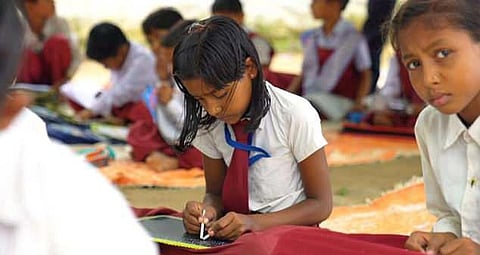 मध्य प्रदेश के सिंगरौली स्थित वीणा वादिनी स्कूल के छात्र दोनों हाथों से लिखने की अद्भुत विधा में निपुण हैं