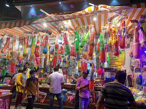 With colourful shops selling Gulaal, Pichkaris & Gujiya, Indore comes to life after 2 years!