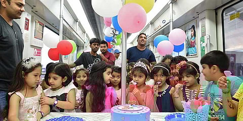 Noida Metro - मात्र 5000 रुपये में चलती मेट्रो में मनाएं अपना जन्मदिन और मैरिज एनिवर्सरी