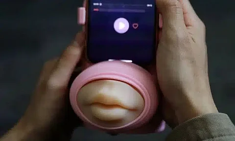 Kissing Device
