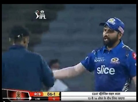 आयपीएलचा IPL सामना सुरू असताना अचानक एक चाहता मैदानात घुसला, वाचा पुढे काय झालं ते...