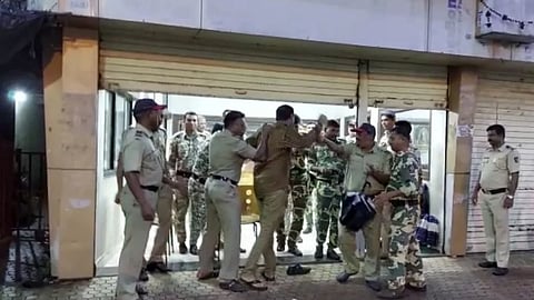 shivsainiks attack on deepak kesarkar